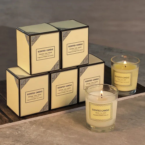 Bougie d'aromathérapie sans fumée en cire d'abeille Essence Confort, allumée dans un récipient en verre, ambiance chaleureuse.